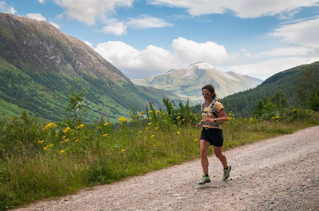 Trail runner en montaña